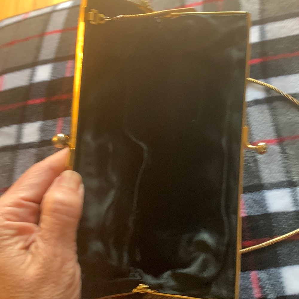 Great for parties lovely clutch with metal string